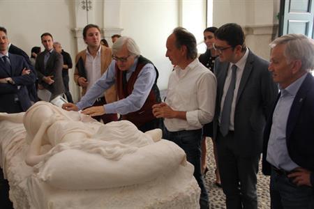 2019 95 31 Sgarbi e la statua