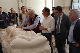 2019 95 31 Sgarbi e la statua