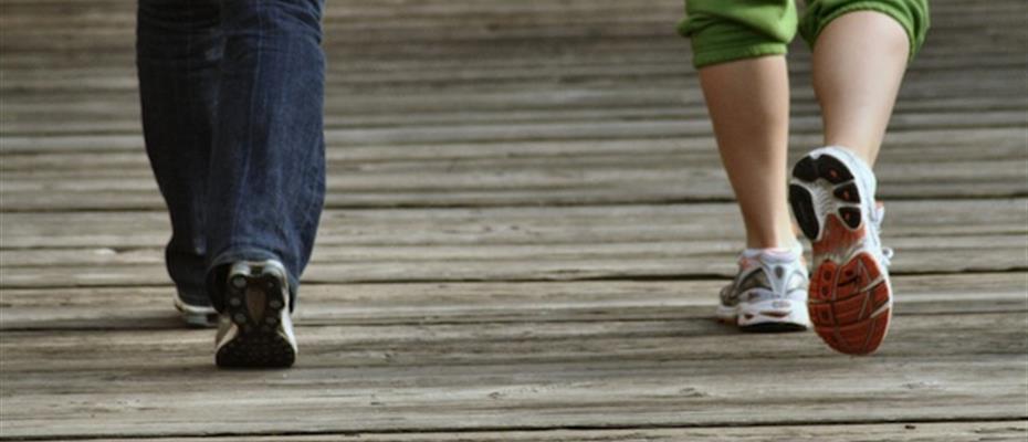 Gambe di giovani in movimento