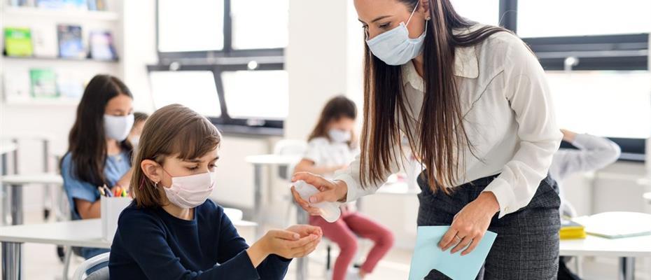 Alunna e insegnante in classe con mascherina