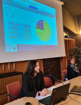 Antonia Menghini e sullo sfondo la consigliera Mara Dalzocchio
