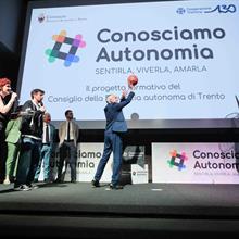 L'Autonomia fa canestro con i ragazzi delle scuole superiori